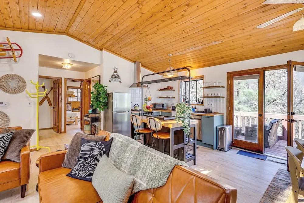 8 Mi to Big Bear Lake: Cabin w/ Deck & Fireplace