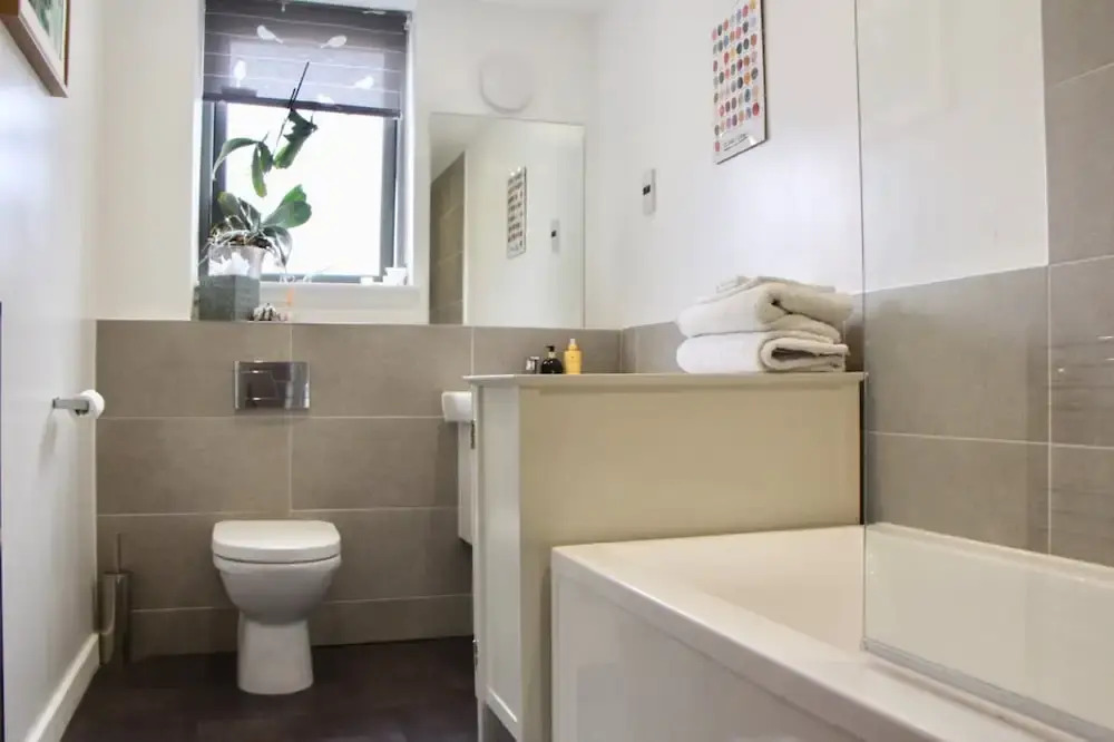 2 Bedroom Edinburgh Apartment In Great Location