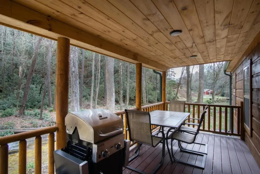 Creekside Log Cabin in Pisgah Forest