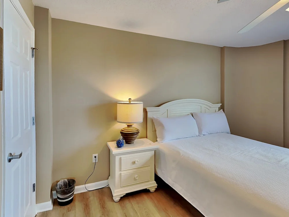 Dune Pointe 201: DON'T MISS OUT! AMAZING BEACH CONDO FREE BEACH SERVICE &more
