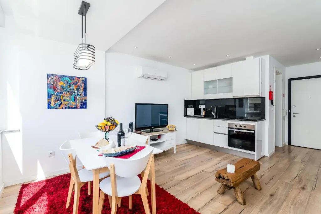 T2 Tiles Apartment Estoril