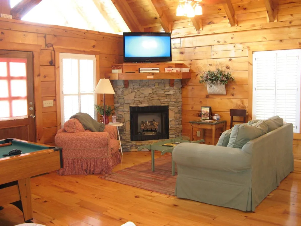 Adorable Shut'er Inn 1 Bedroom Cabin