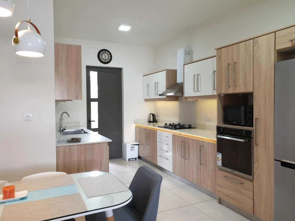 Westwood Deluxe Penthouse with private Roof top Ref 15847