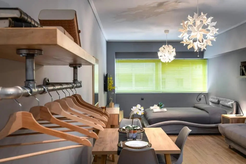 Superb suite on Aiolou street