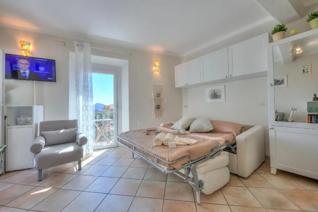 Nido Belvedere AC and Lake View