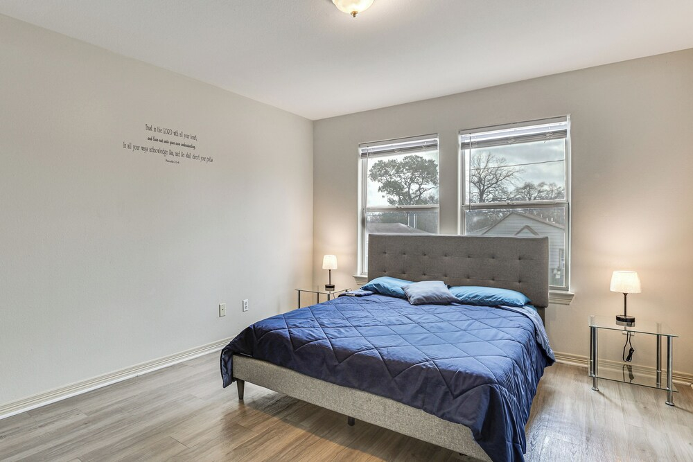 Ideal Location 4 Mi to Med Center! Houston Duplex
