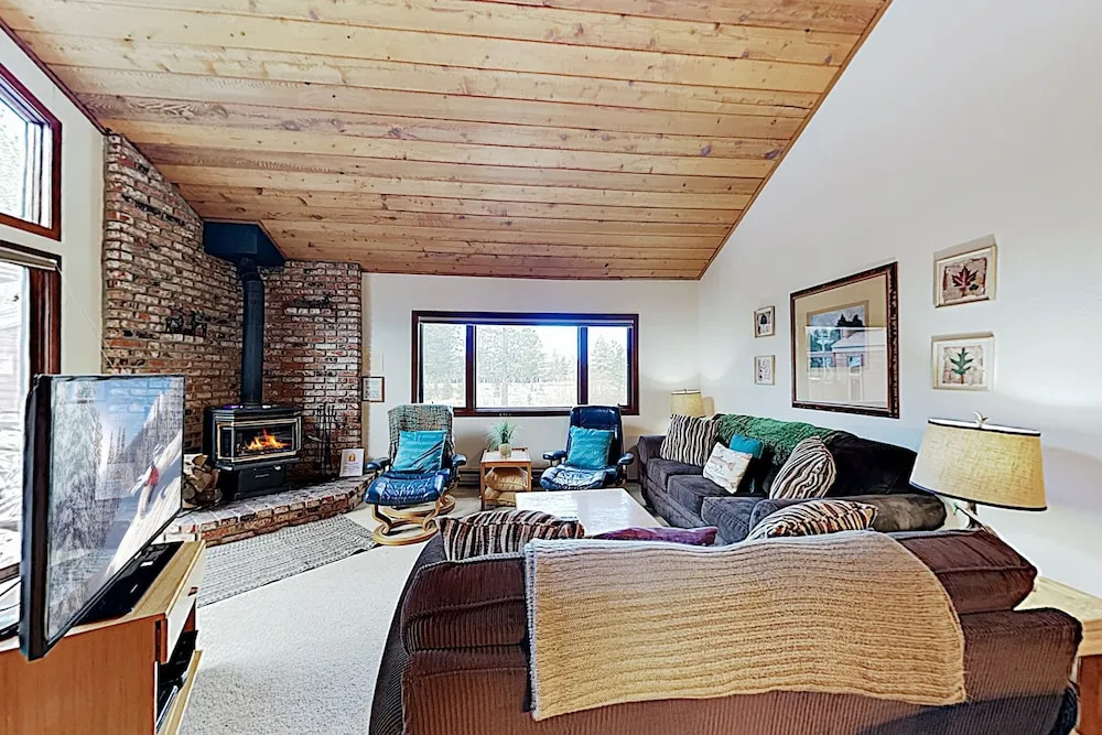 New Listing! Eagle Lodge Getaway W/ Pool & Sauna 2 Bedroom Condo