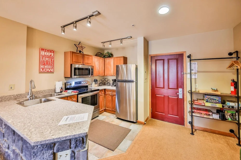 Zephyr Slopeside - 1504 2 Bedroom Condo by RedAwning