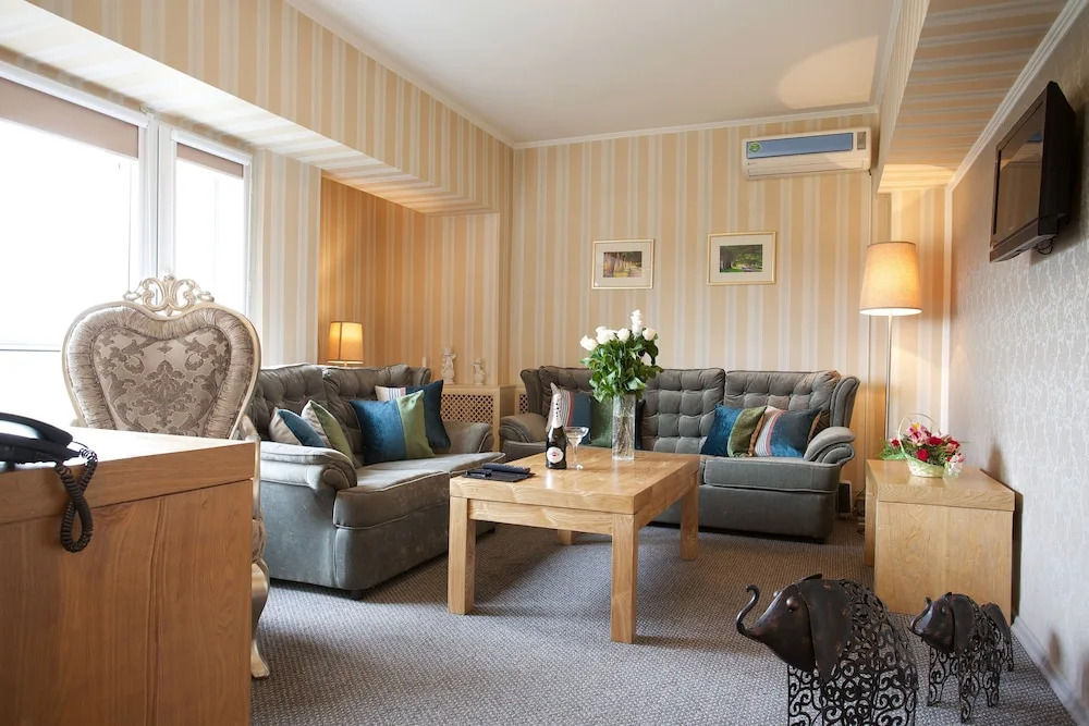 Club Hotel  Dostuk
