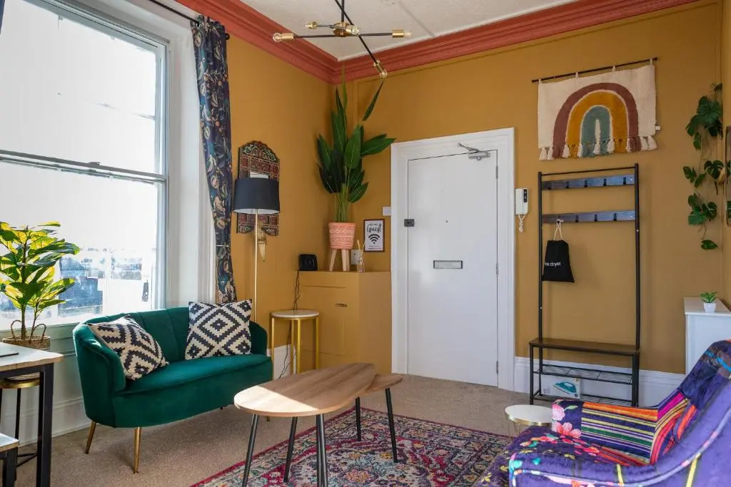 Elegant studio apt nr beach & shops with parking
