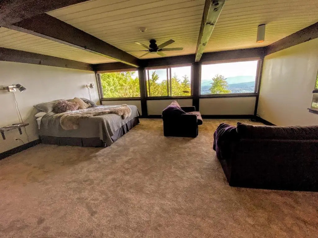 RL Breathtaking views and grand unique style, private mountain retreat 4WD recommended