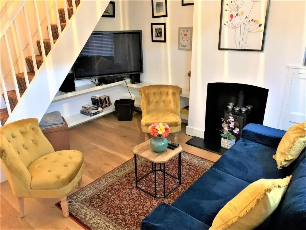 Riverside Channel5 "Holidays Homes in the Sun" Featured Central Canterbury Cottage with Free Parking