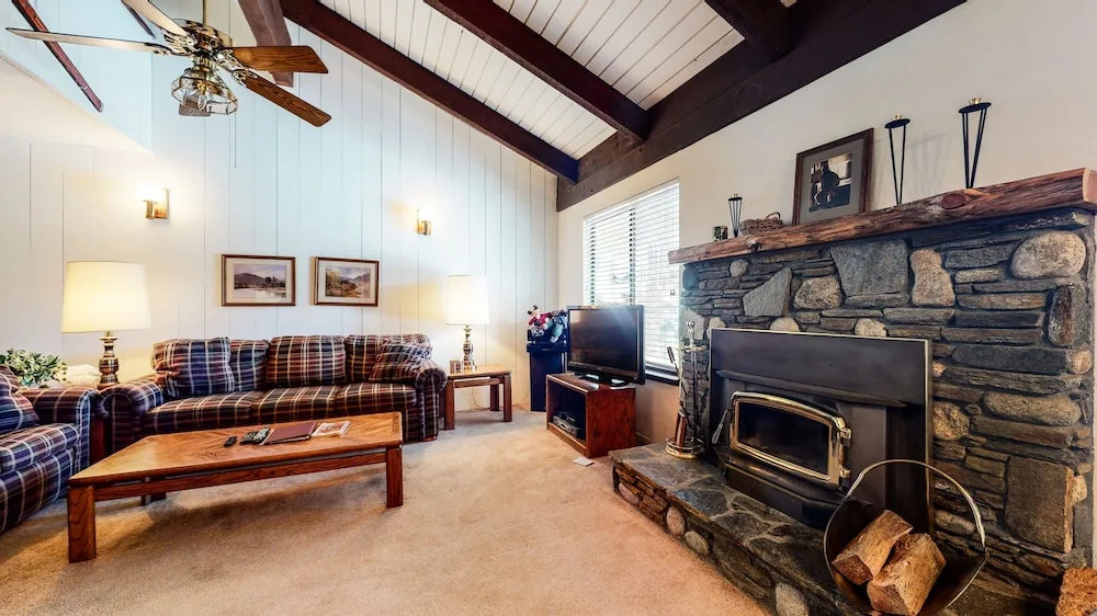 Discovery 4 104 Pet-Friendly Rustic Mountain Cabin, Close to Canyon Lodge by RedAwning