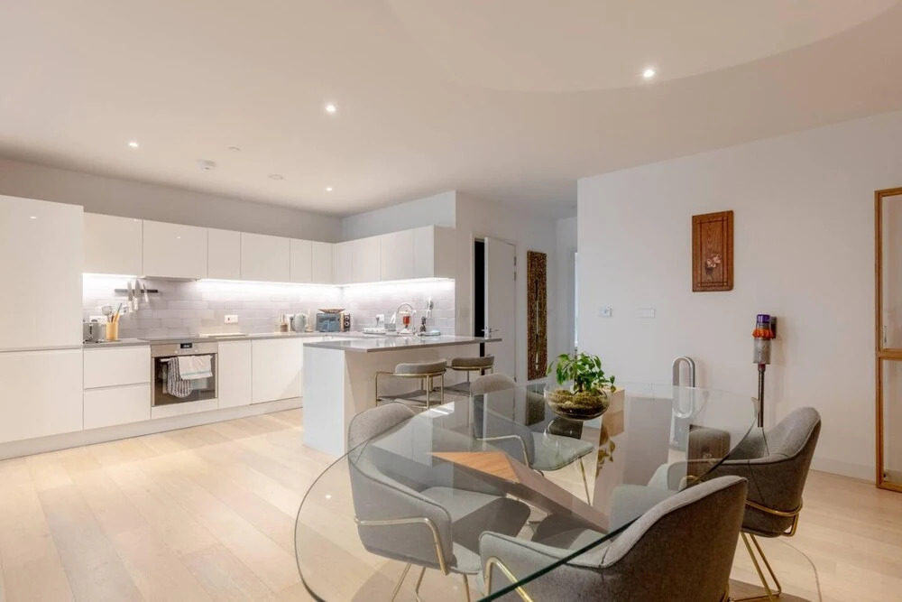 Charm & Convenience 3 Bed Near Excel London