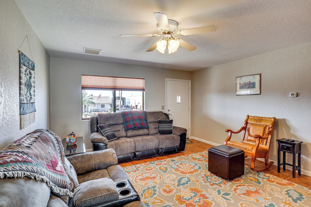 Desert Oasis w/ Hot Tub! 6 Mi to Lake Havasu