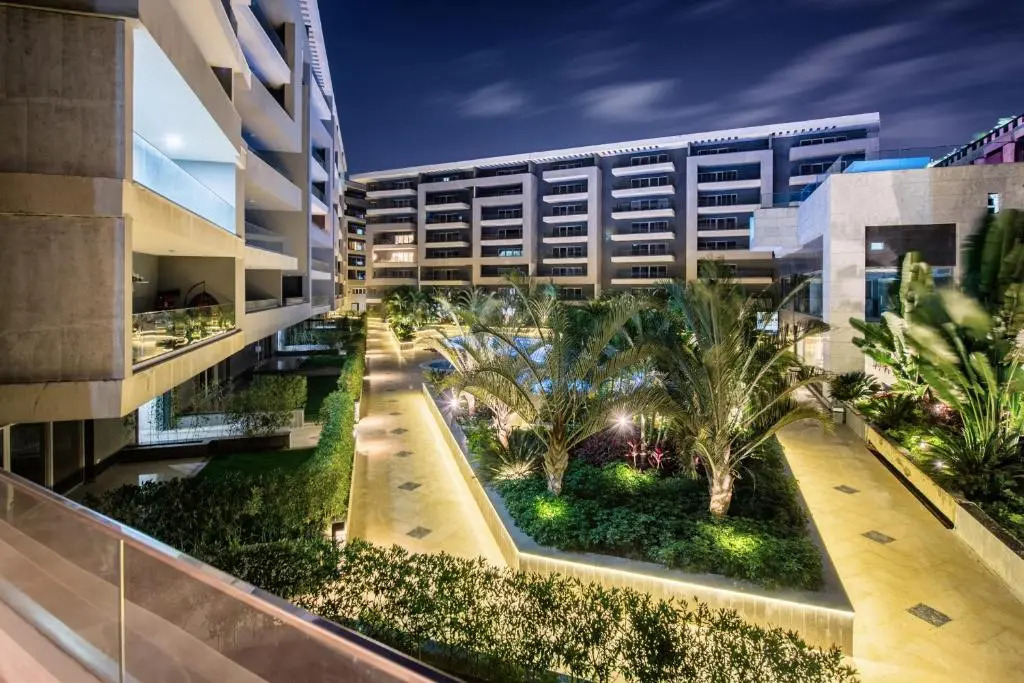 Waterfront Designer 2br W/ Pool Access - 5 Min To Airport