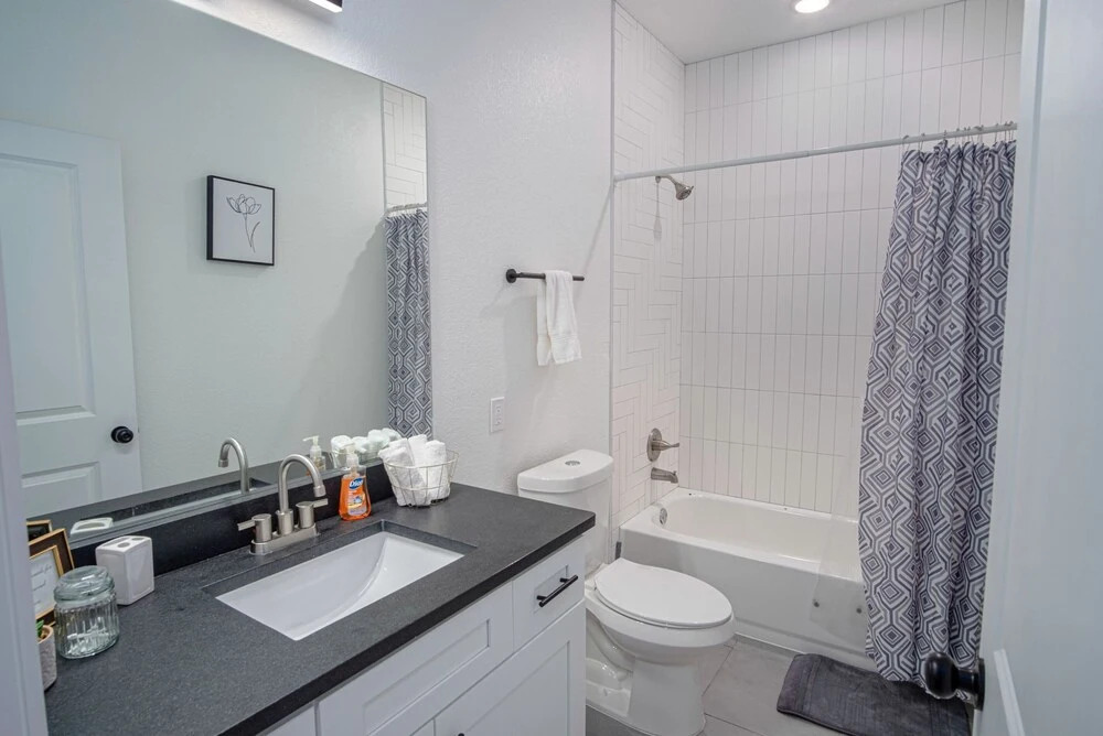 Elevate Your Stay at 3br/2.5ba Downtown Gem!