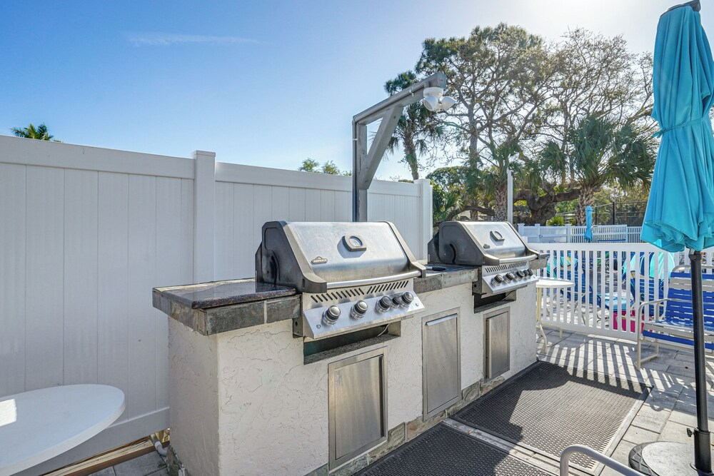Resort-style Condo 6 Mi to Bradenton Beach!