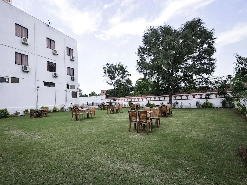 OYO 18262 Hotel White Tulip