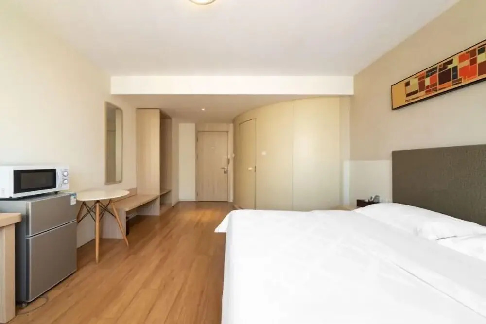 Lianjia Holiday Hotel(Jigang Senior High School)