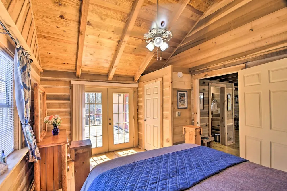 The Lake Place Cabin w/ Golf Cart & Free Kayaks!