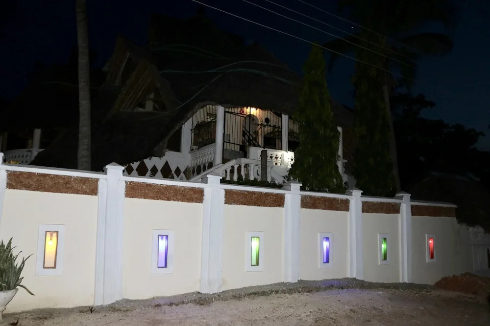 4 Bed Villa - Sleeps 8 - Pool - Garden - Parking