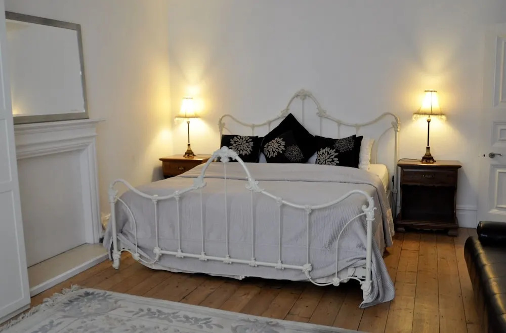 Fabulous,3 bedrooms, garden, hot tub, sleeps 8.