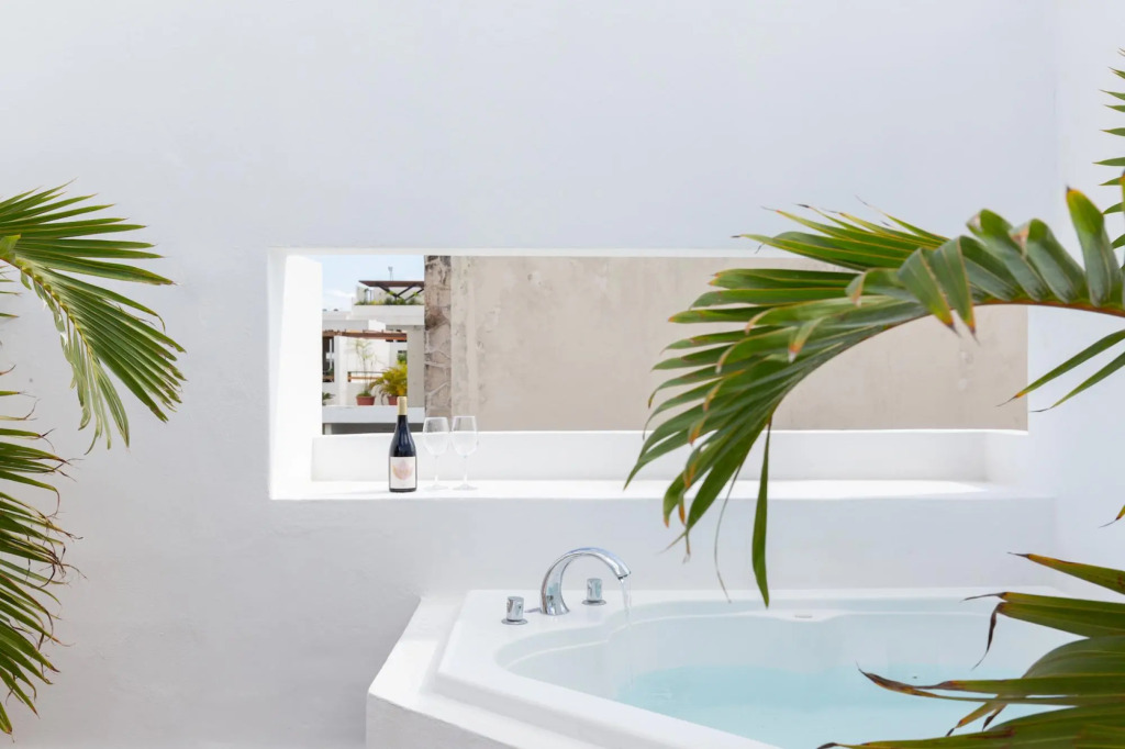 Exclusive 2 Level 3 BR Penthouse | Private Hot Tub & Roof | WiFi | Great Amenities & GYM