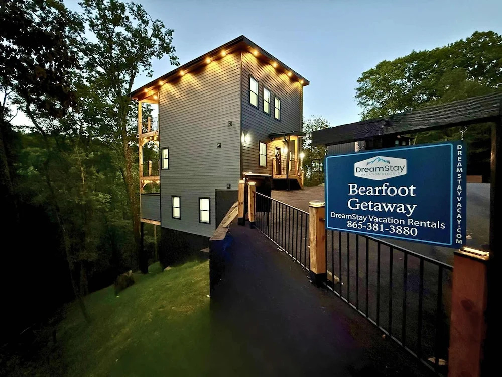 Bearfoot Getaway - New Lux Cabin Hot Tub Pool