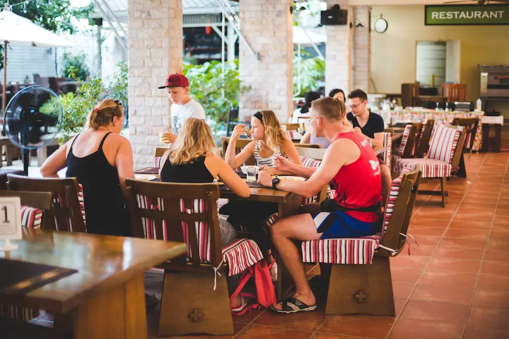 Feung Nakorn Balcony Rooms and Cafe