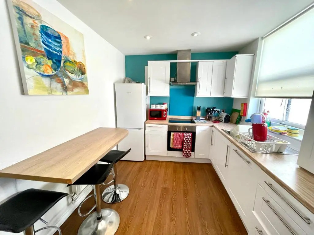 4 bedroomed maisonette in City Centre, near Barbican & Seafront