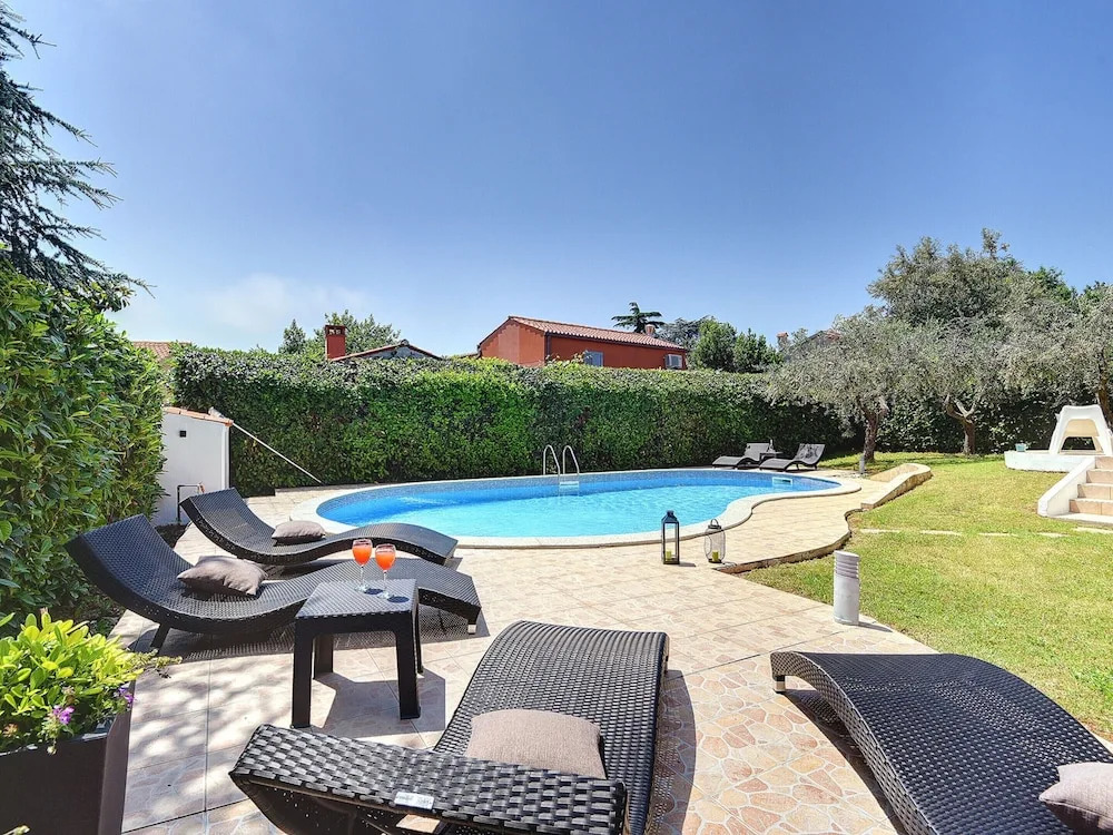 Villa in Medulin With Garden, Private Pool and Sauna Near the Center