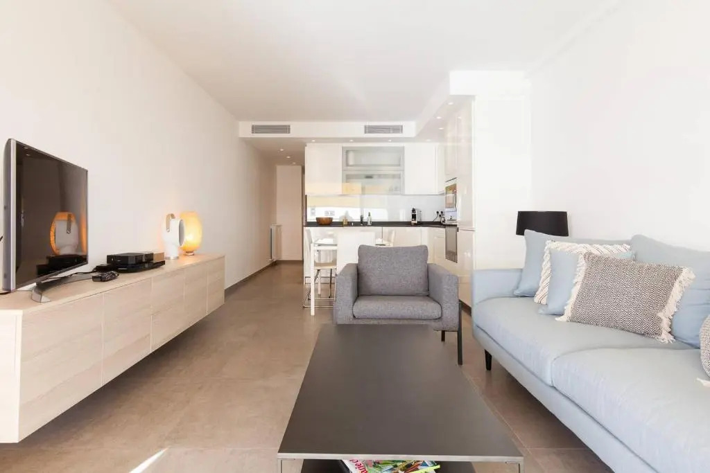On la Croisette: luxe 2 bedrooms/ 2 baths