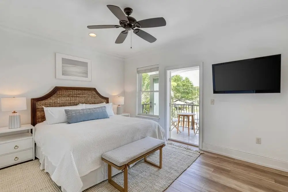Sleeps 20, Private Pool, Putting Green, Walk to Beach Vitamin Sea by Avantstay