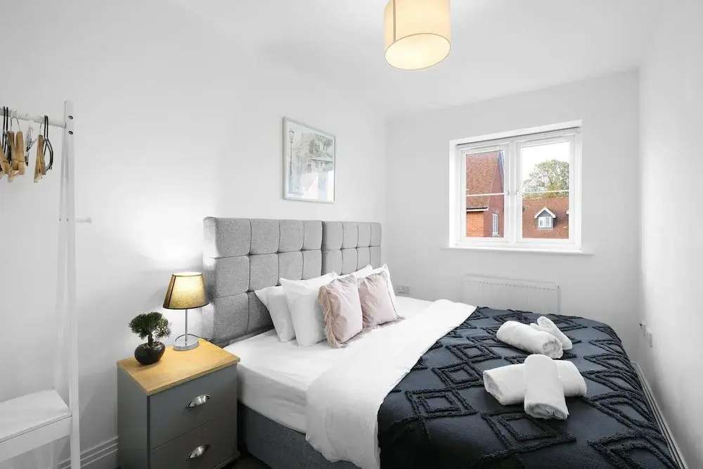 Spacious 6 Bedroom House in Denton Way