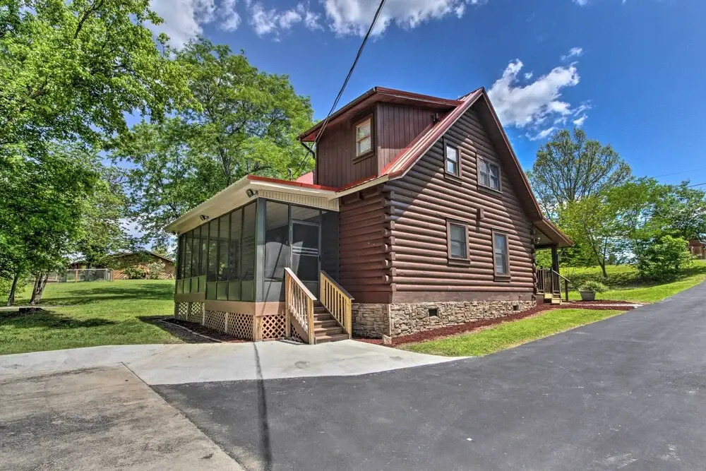 Rustic Cabin w/ Screened Deck: 8 Mi to Dollywood