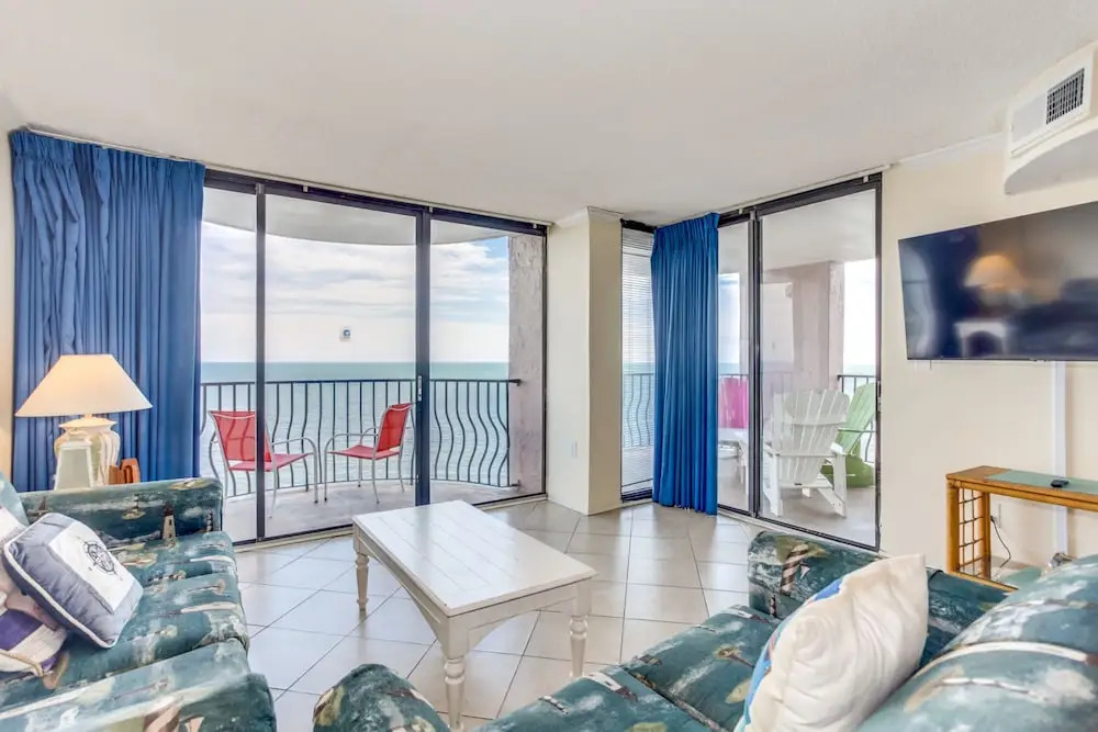 Private 3BR's at Palms by Hosteeva