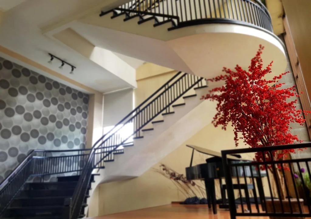 Scarlet Dago Hotel