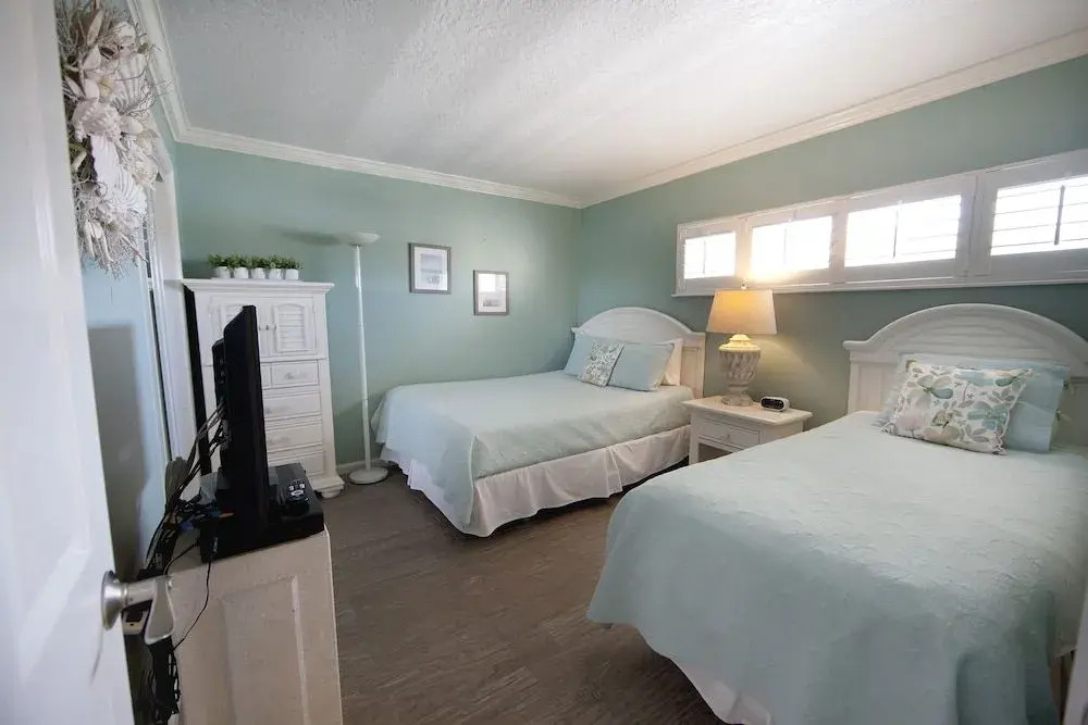 Gulf Shore Condo #204 - 2 Br condo by RedAwning