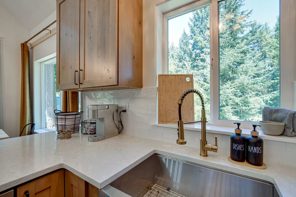 Unwind in Cle Elum: Hot Tub & Cozy Fireplace!