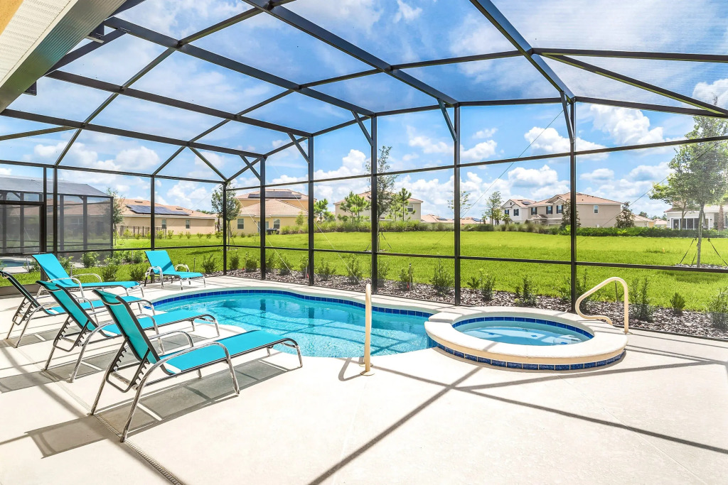 Upstay - Lrg Family Home w Private Pool   Hot Tub, Davenport