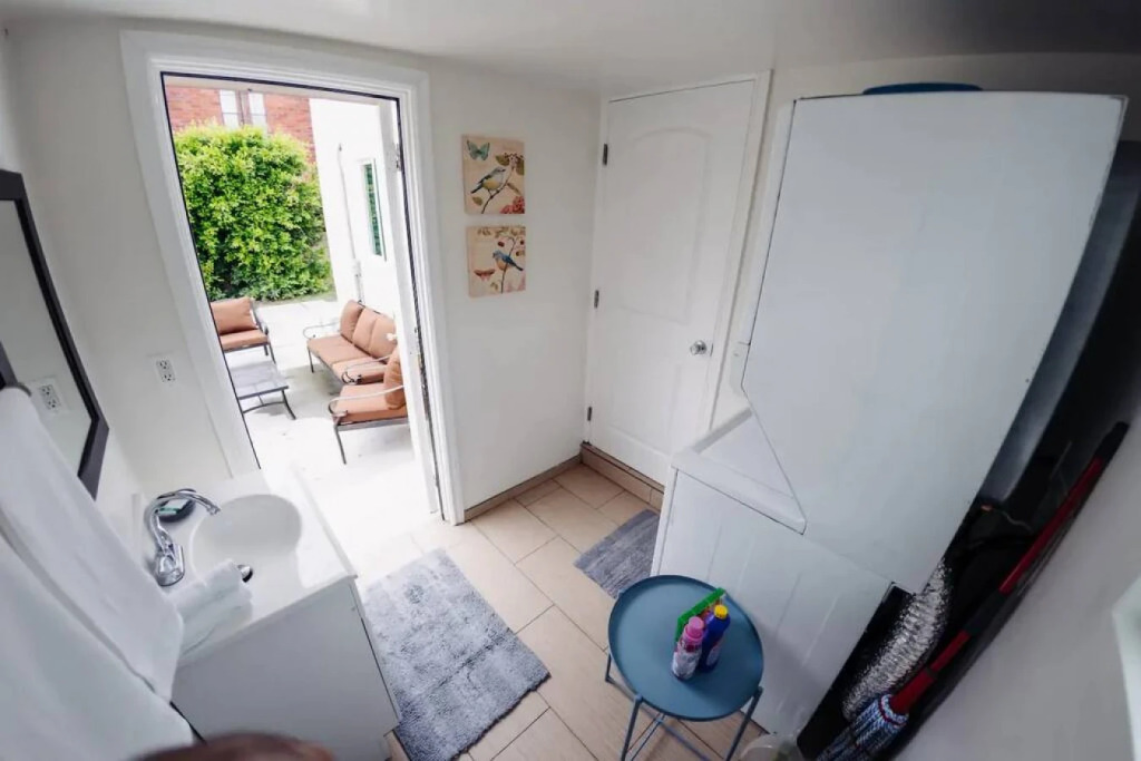 CHARMING 2-BEDROOM BUNGALOW HOME IN GLENDALE  (p4)