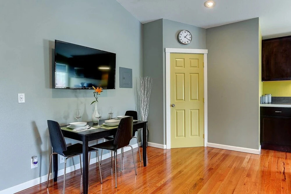 Olney Ave Re:Treat - Walk to Downtown Apartment 1