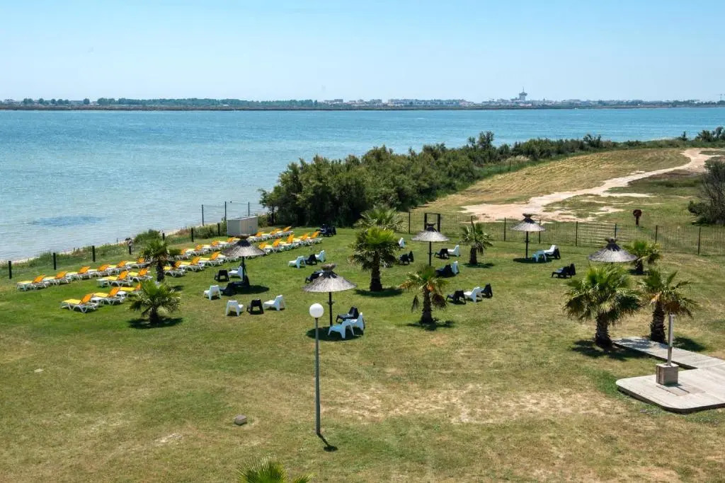 MH, 3 Ch, 43m2, climatisé, avec terrasse fermée de 18m2, super équipé, parc aquatique, draps, linge de maison inclus