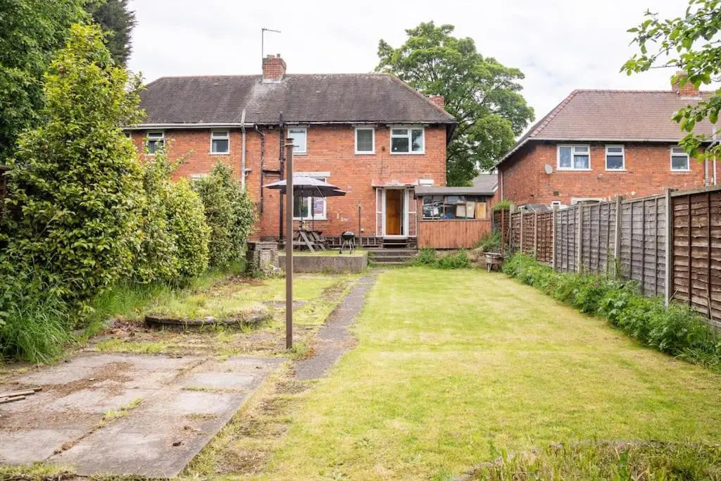 B-ham 20 mins, 10 Beds, M6 J10, Free Secure Onsite Parking