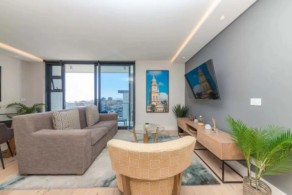 Modern and Bright 1BD APT in Sunny Sea Point