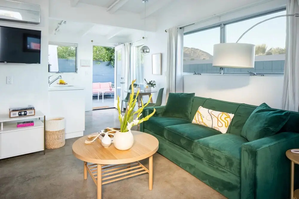 The Wesley Suite 1 by Avantstay Retro & Spacious Studio w/ Kitchenette ADA Accessible