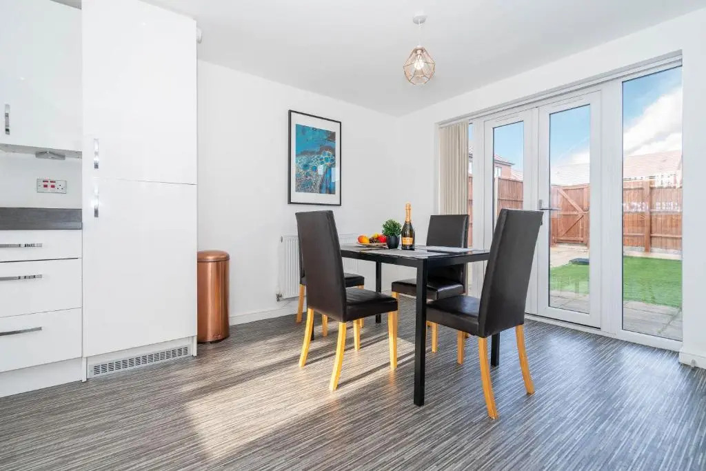 Haus 3 Bedroom House l 6 Guests l Off-street Parking l Garden l TOP RATED l Detatched