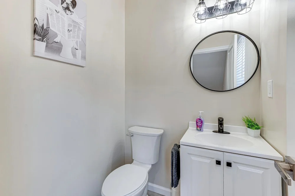 Luxe Newark Retreat w/ Rooftop Deck: Pets Welcome!