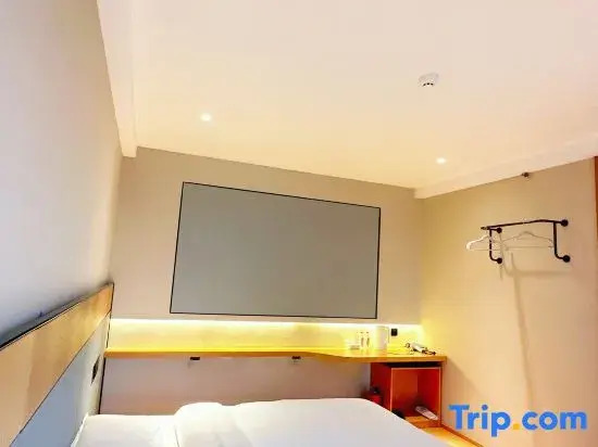 Yijia International Chain Hotel (Wuhan high-speed railway station Happy Valley)
